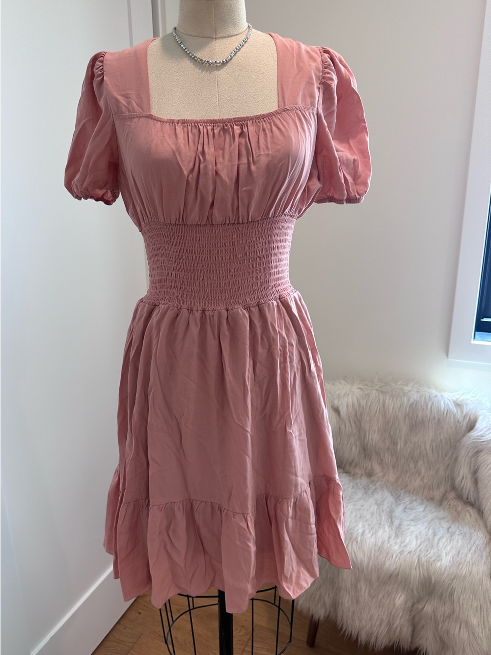 HESPERUS.Ssmocked Waist Midi Dress in Dusty Pink. Size S